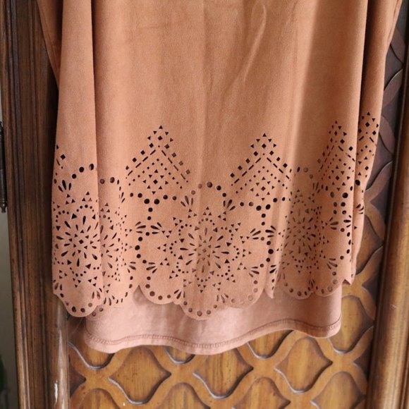 Red Camel Sleeveless Faux Suede Laser Cut Out Scalloped Hem Top - M - Picture 4 of 12
